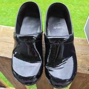 Dansko XP Womens Scrub Clogs Black Patent 39 8.5 To 9